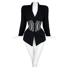 L'iconica giacca scultorea Thierry Mugler del 1995 con cintura a corsetto con disallineamento trasparente in vita