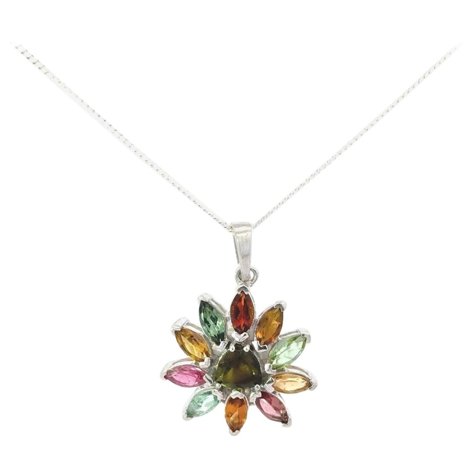 Ciondolo in argento sterling con fiore incrostato di pietre multiple per un regalo di anniversario