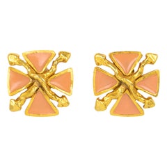 Pendientes de clip de metal dorado y esmalte rosa Antigona Paris
