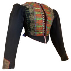 Completo di abbigliamento popolare dell'Europa orientale del 1900 con giacca e gilet delicatamente ricamati