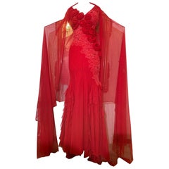 Azadeh Couture Vestido de noche rojo de tul y encaje cortado al bies con rosetones y estola de tul