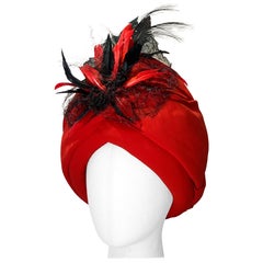Turban enveloppé de crêpe de soie rouge avec plumes noires et crin de cheval