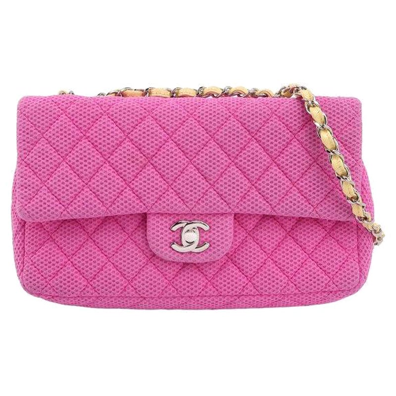 Chanel - Sac à rabat rose moyen en cuir verni jaune perforé 2009-10 en vente