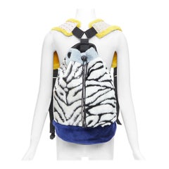 Sac à dos NASIR MAZHAR noir blanc bleu jaune avec logo en fausse fourrure