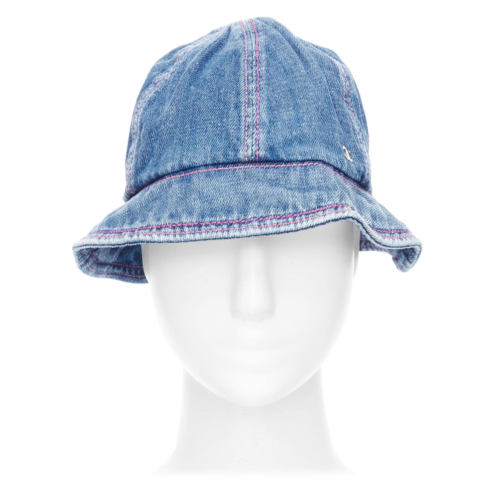 CHANEL 2022 tejano azul lavado plateado logotipo CC rojo pespunteado sombrero de cubo M
