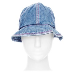 CHANEL 2022 tejano azul lavado plateado logotipo CC rojo pespunteado sombrero de cubo M