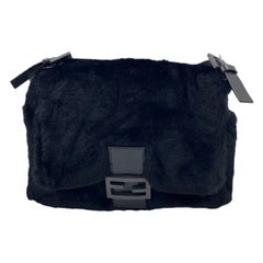 Fendi Mamma Baguette Borsa a tracolla in pelliccia sintetica nera