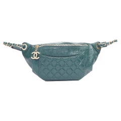CHANEL Sac de taille Bi Classic en cuir texturé vert avec logo CC doré