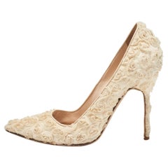 Escarpins Manolo Blahnik à fleurs en tissu crème, taille 37