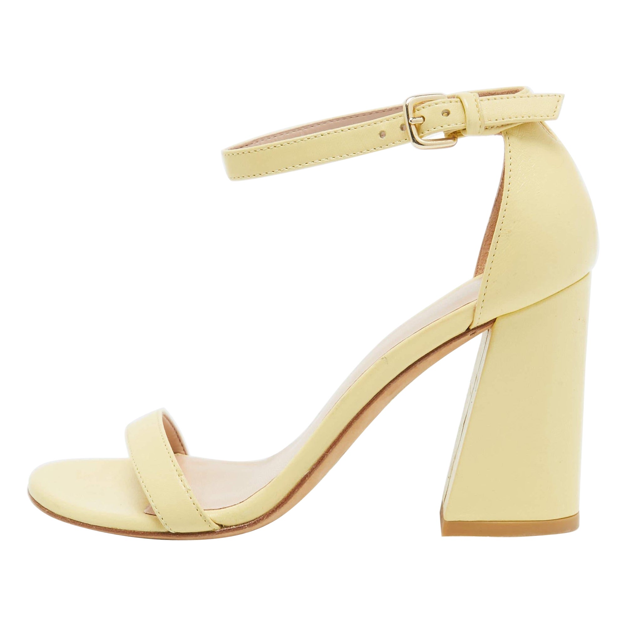 Stuart Weitzman Sandali con cinturino alla caviglia in pelle giallo chiaro misura 36 in vendita