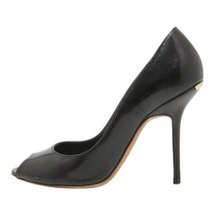 Burberry Schwarze Peep Toe Pumps aus Lackleder Größe 36,5