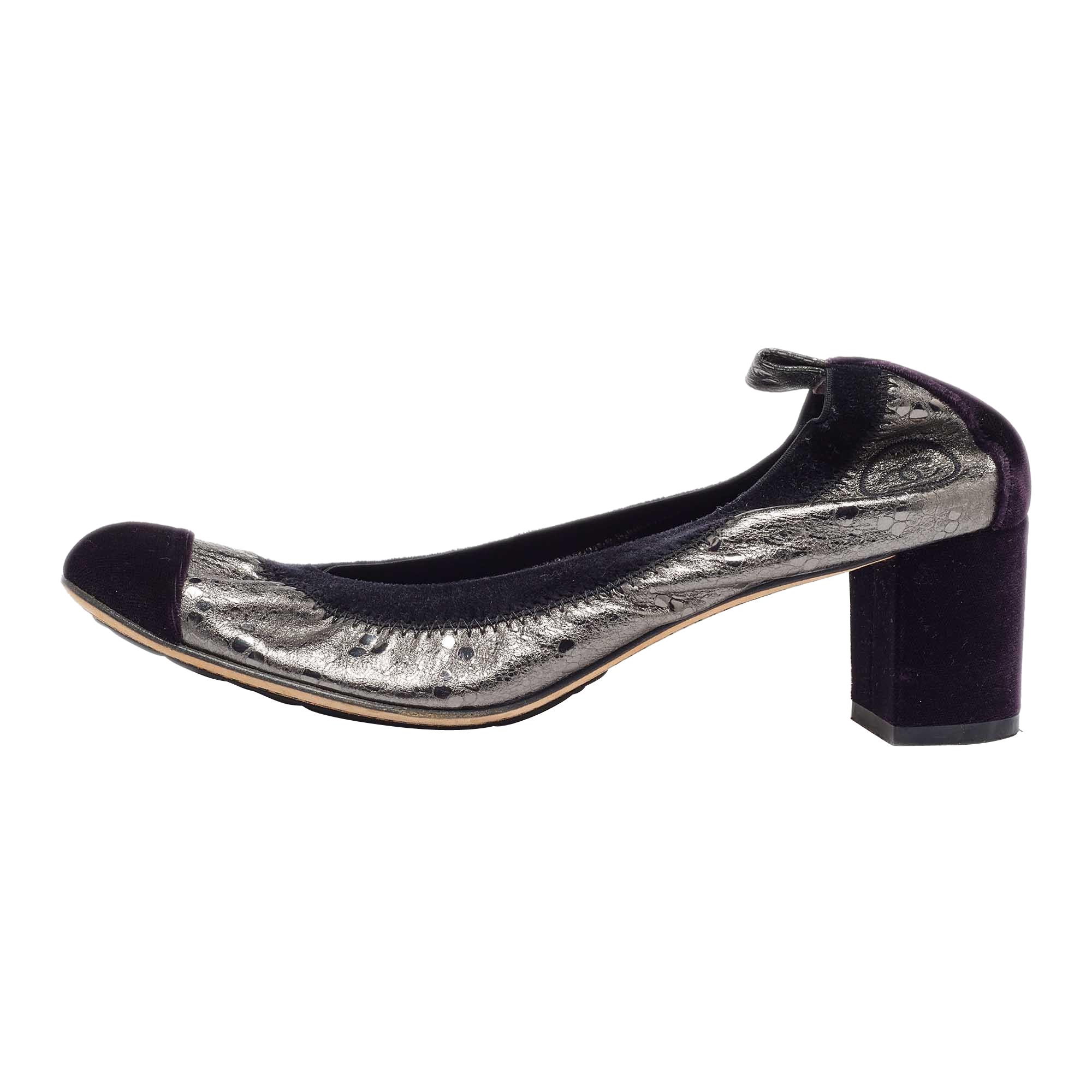 Chanel Silver Leather Velvet CC Cap Toe Scrunch Block Heel Pumps Taglia 38.5 in vendita
