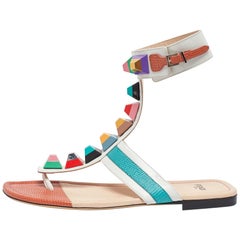 Fendi Mehrfarbige flache Sandalen aus Leder mit Nieten in Zehenform Größe 37