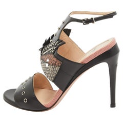 Fendi Schwarze Sandalen mit Nieten aus Leder und Rocker Bug-Knöchelriemen Größe 36