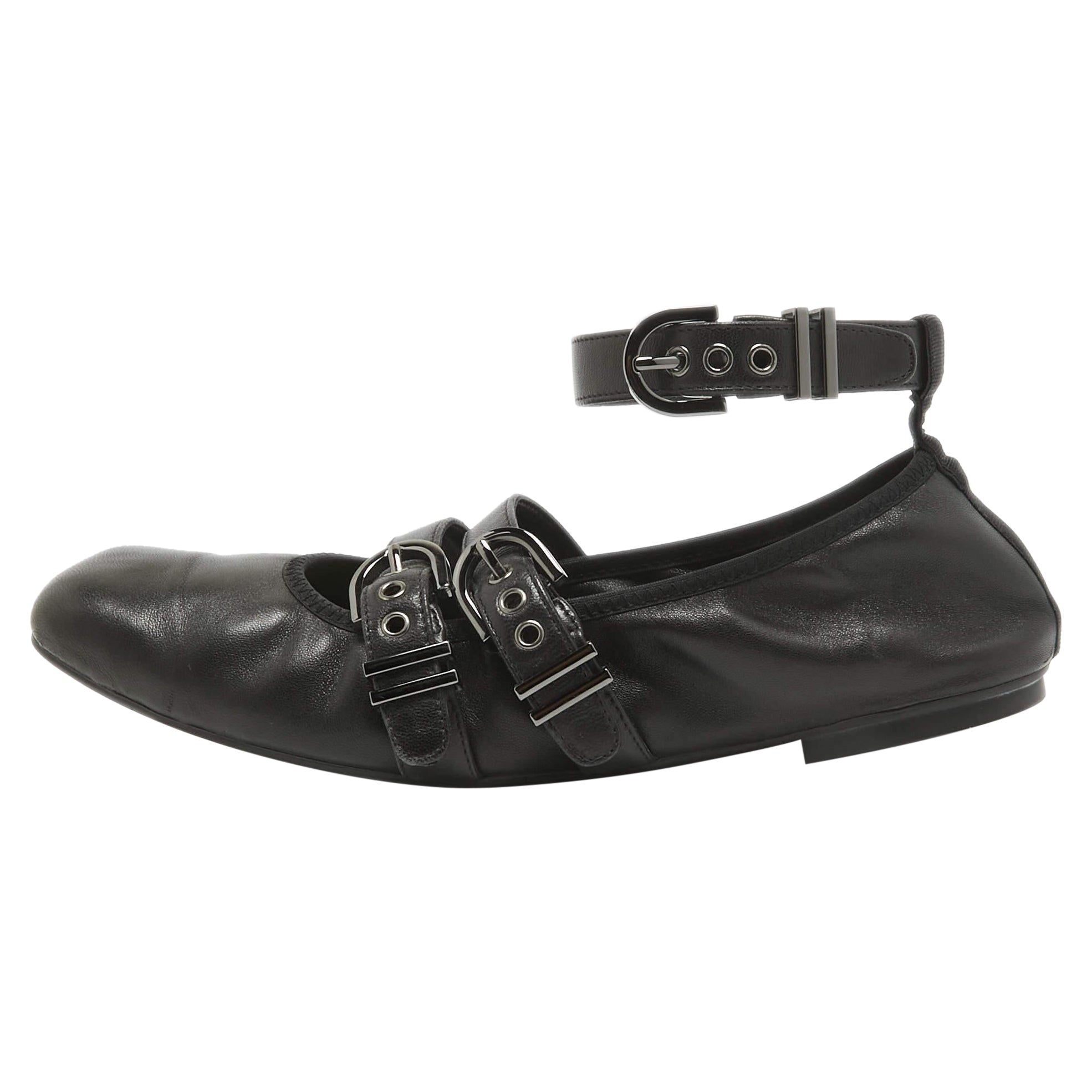 Stuart Weitzman Schwarze Ballettschuhe aus Leder mit Bolshoi-Schnalle und Schnalle Detail Größe 40 im Angebot