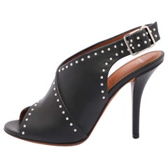 Givenchy Sandalias negras de piel con tachuelas en la punta del pie tamaño 35.5