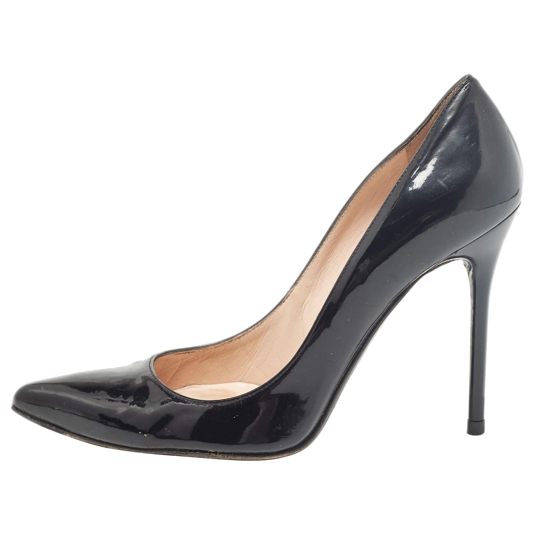 Stuart Weitzman Schwarze spitz zulaufende Pumps aus Lackleder Größe 38