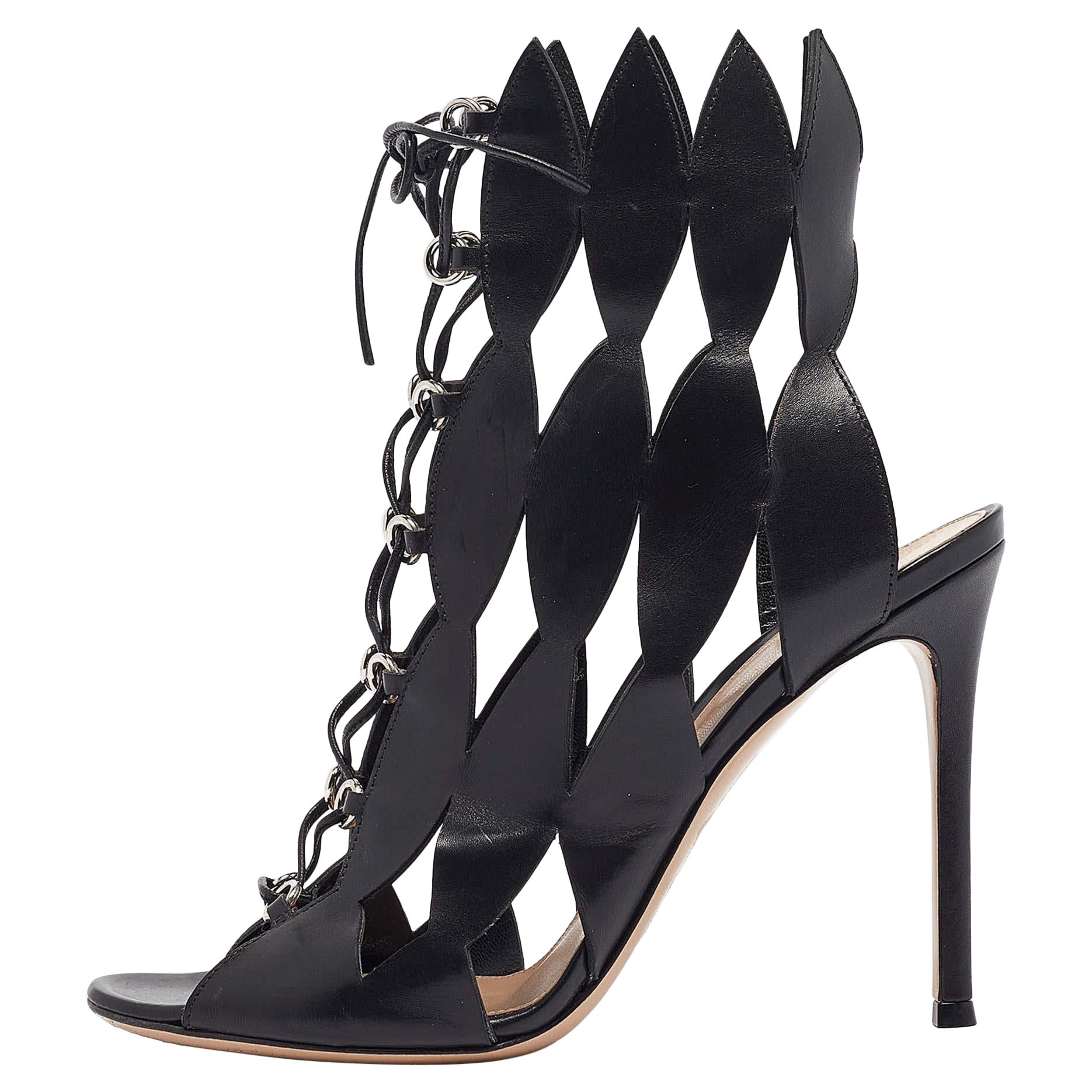 Gianvito Rossi Black Cutout Leather Lace Up Ankle Booties Taglia 38.5 in vendita