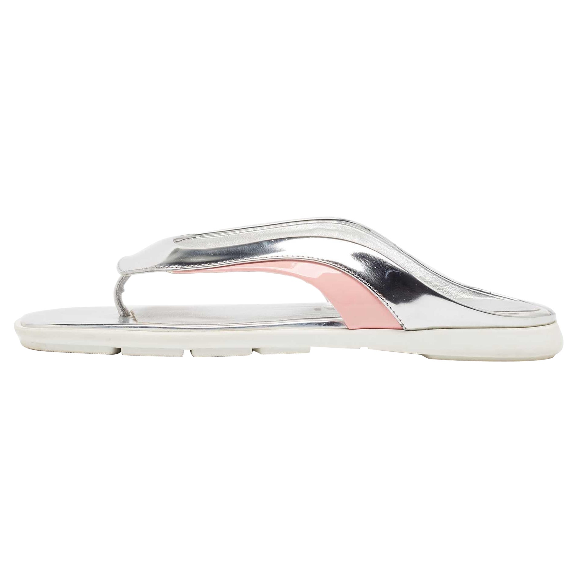 Miu Miu Silver/Pink Leather and Patent Thong Flats Taglia 36