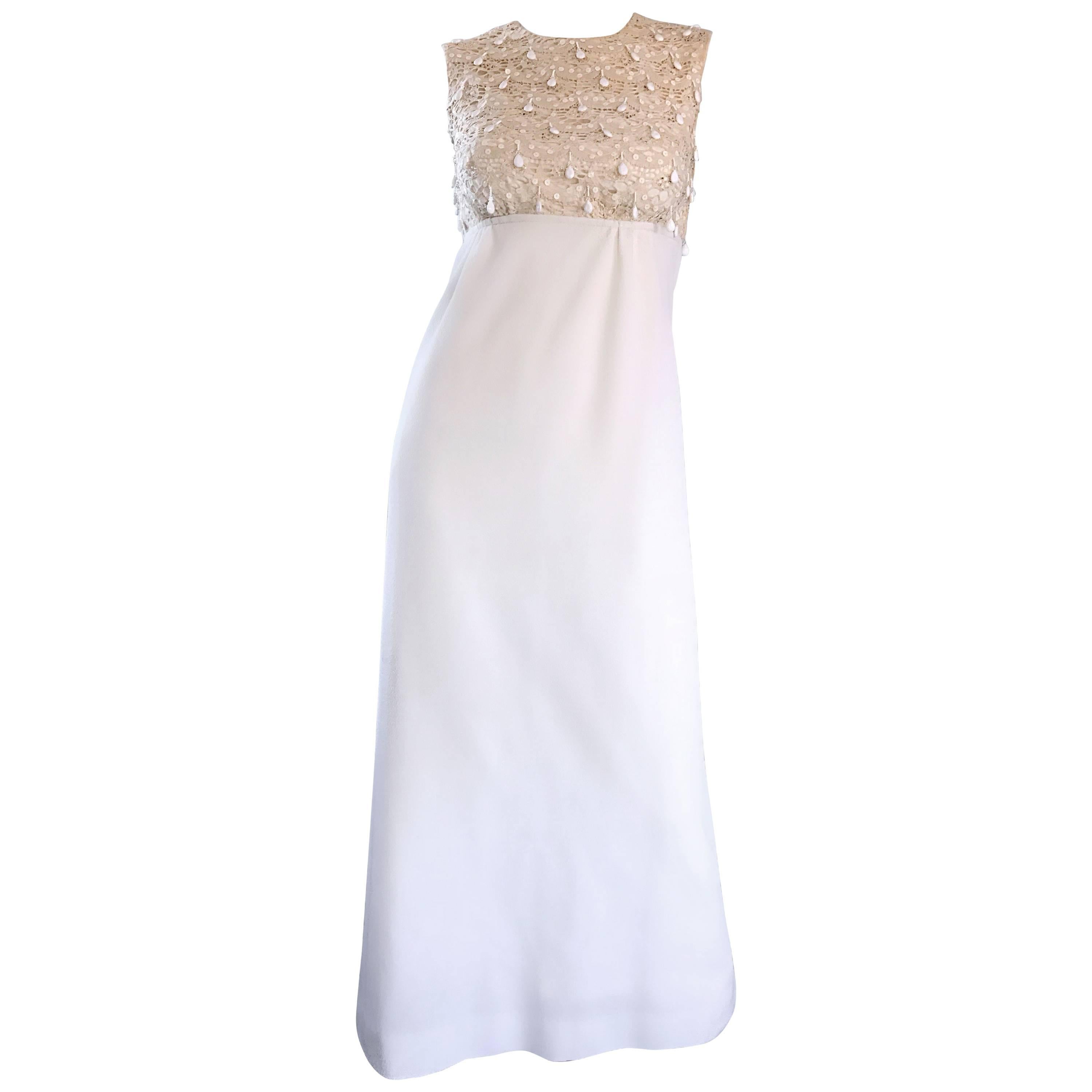 1960er Jack Bryan Elfenbeinfarbenes und weißes Maxikleid / Kleid aus Häkelspitze mit Perlen 