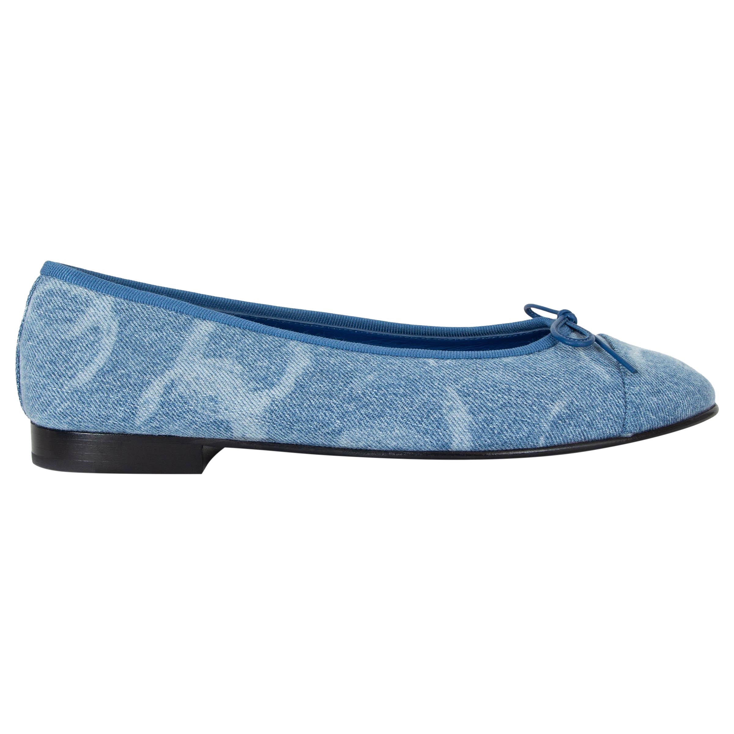 CHANEL bleu clair 23B CC PRINTED DENIM Ballet Flats Shoes 38.5 fit 38 en vente