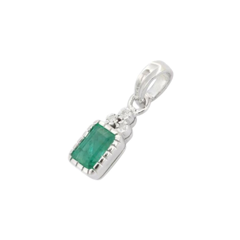 Dainty Natural Emerald and Diamond Jewelry for Mom Pendant Gift in 925 Silver For Sale