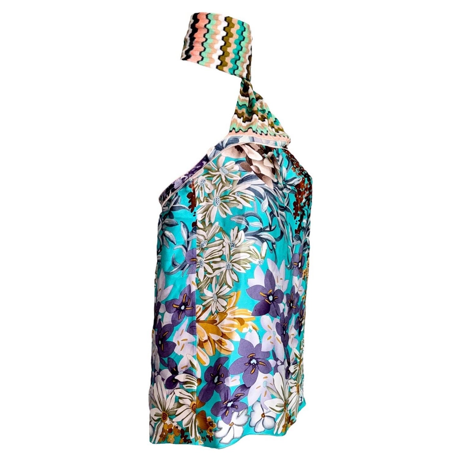 Diseñada por Missoni en su característico patrón de tejido, ¡esta blusa es demasiado elegante para resistirse! 
Una maravillosa combinación del característico punto de ganchillo de Missoni con  Seda floral estampada de colores, con un maravilloso