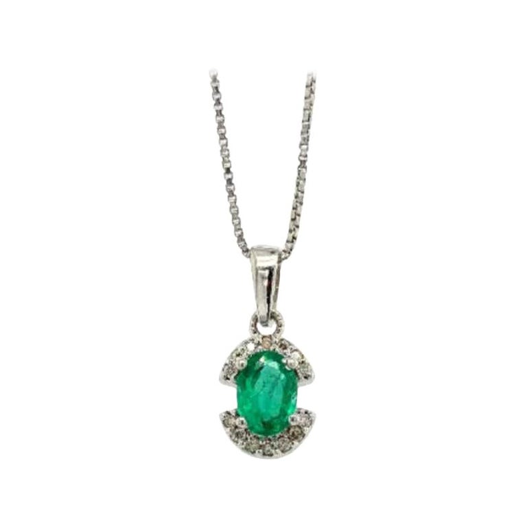 Natural Emerald Semi Halo Diamond Pendant Necklace for Mom in 925 Solid Silver For Sale