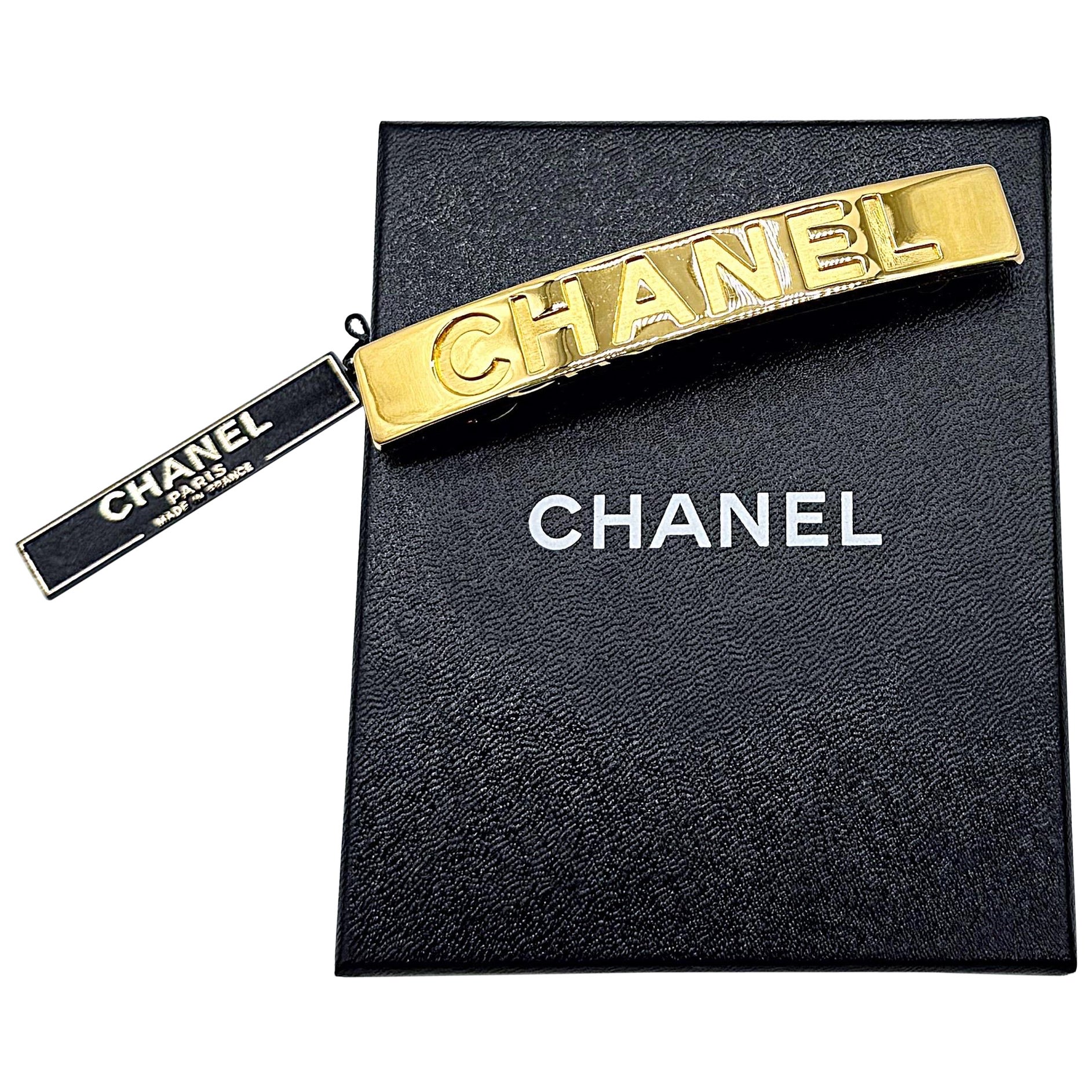 Neu Vintage Chanel 90s Gold Logo Barrette 1990s Haar Clip Pin w / Box im Angebot