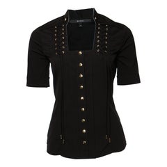 Schwarzes Gucci-Top mit goldenen Druckknöpfen.