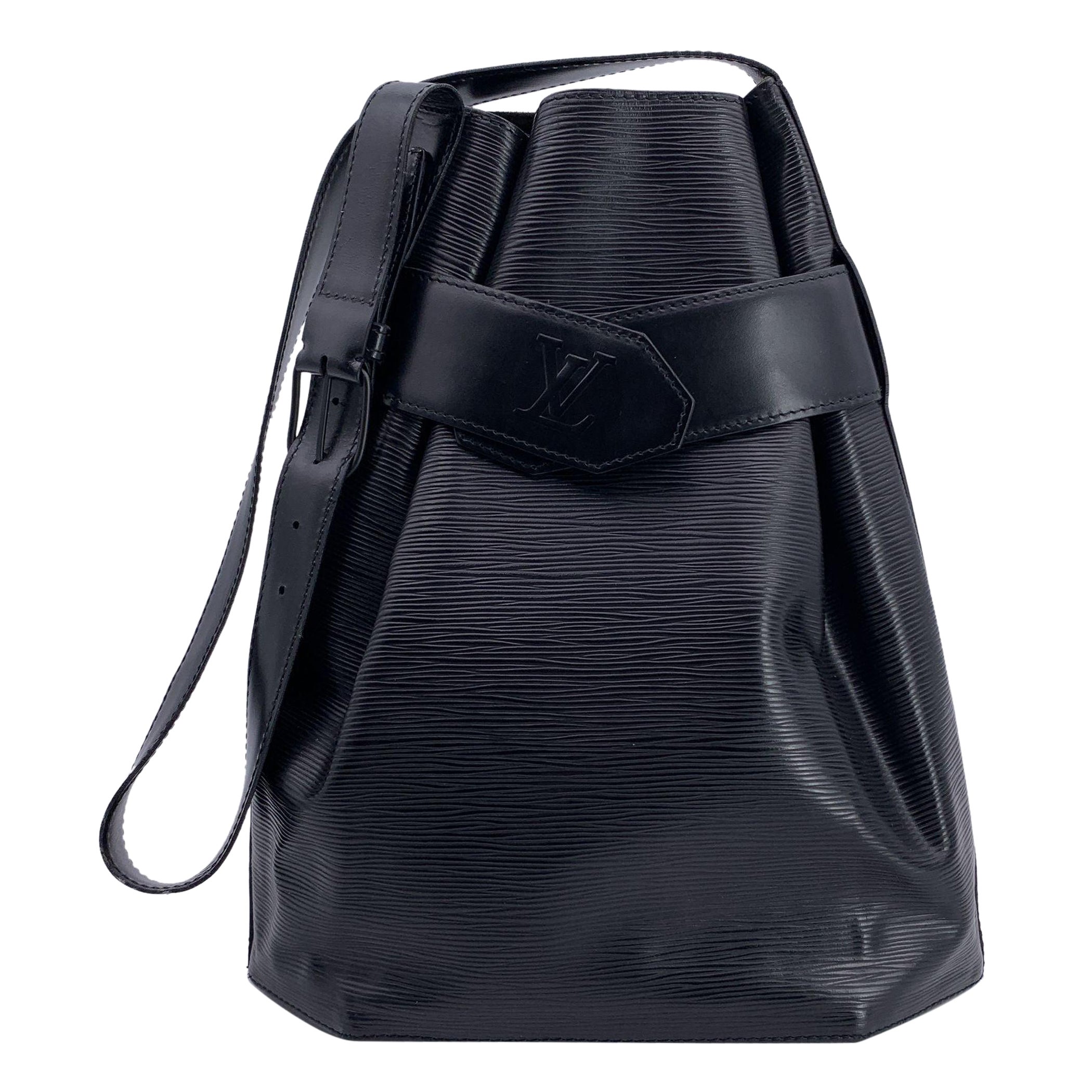 Bolso de hombro vintage Louis Vuitton de cuero negro Epi Sac d'Epaule en venta