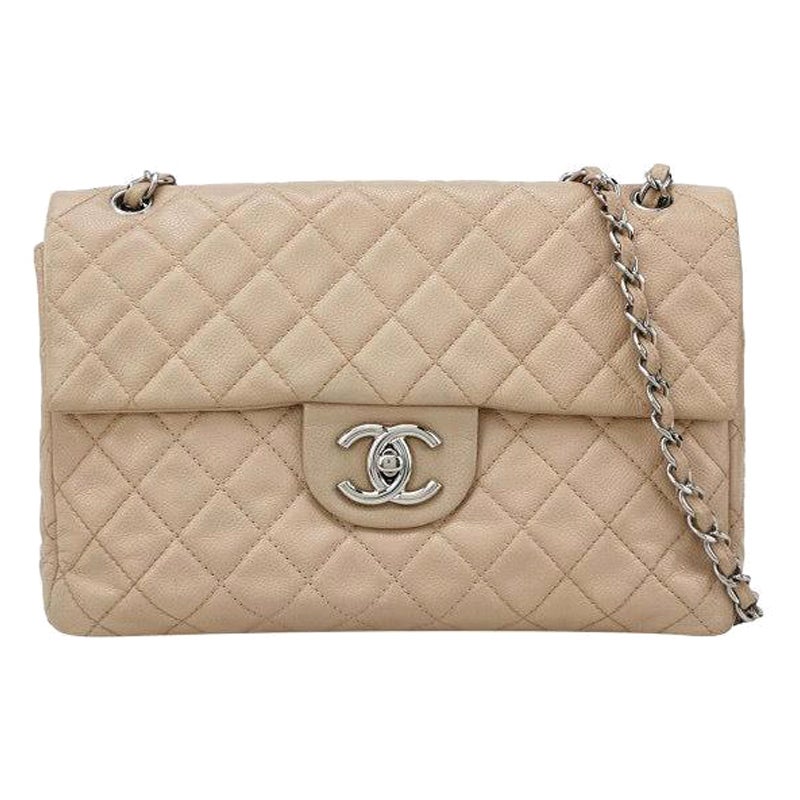 Chanel Classic Flap Maxi Beige Piel de Cordero Gigante Siver-tono Logo CC en venta