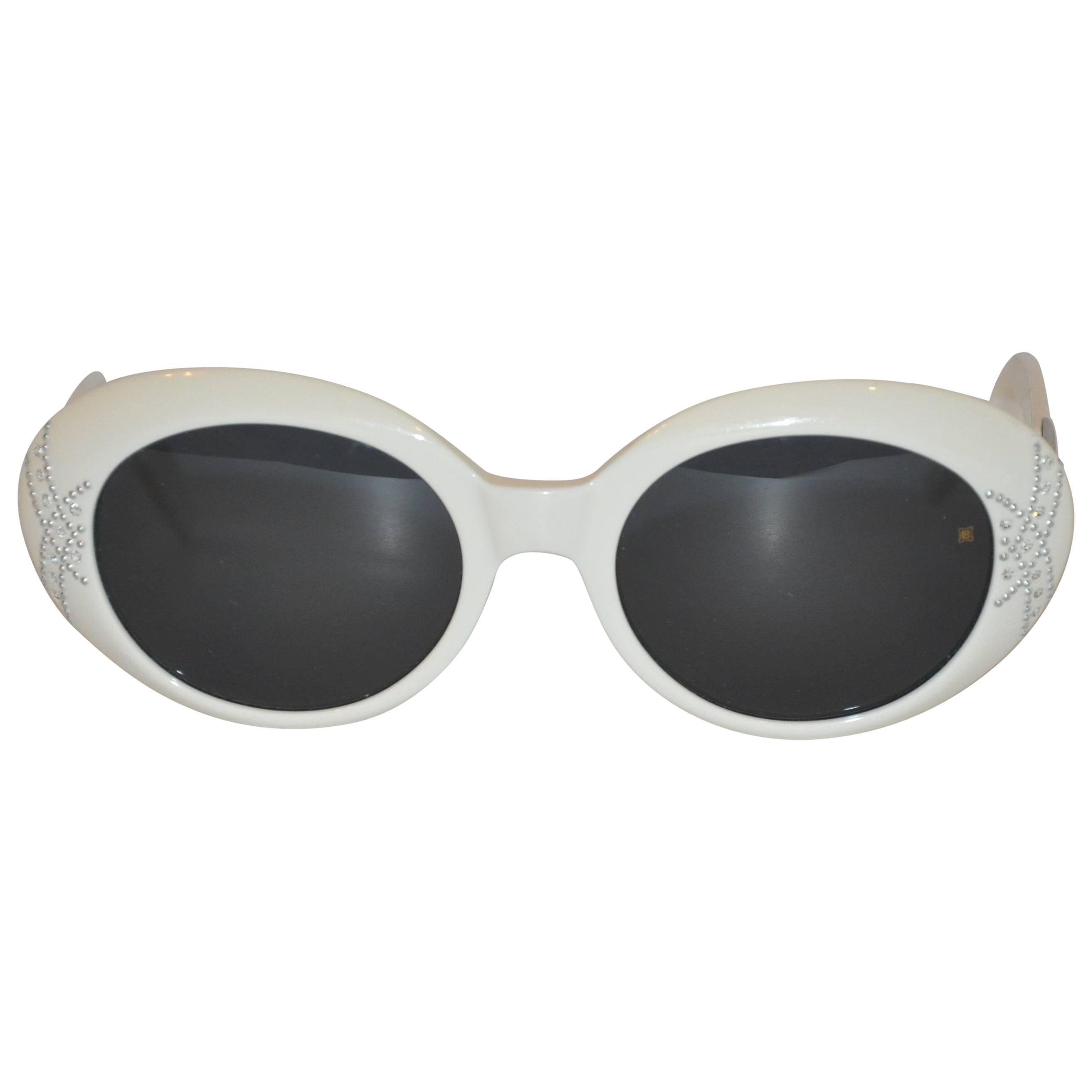 Laura Biagiotti Weiße Sonnenbrille mit silbernen Beschlägen und Nieten im Angebot