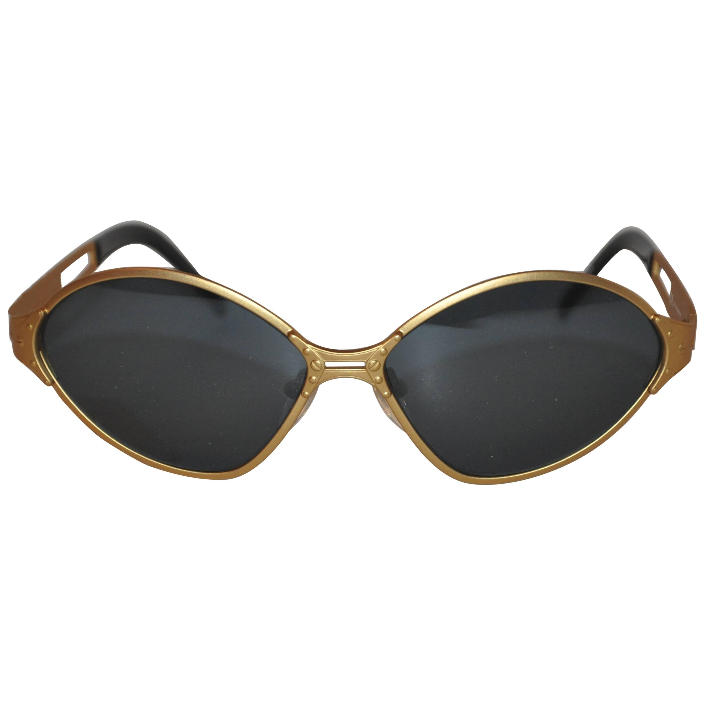 Jean Paul Gaultier Goldfarbene, goldfarbene, akzentuierte Sonnenbrille mit Ohrsteckern im Angebot