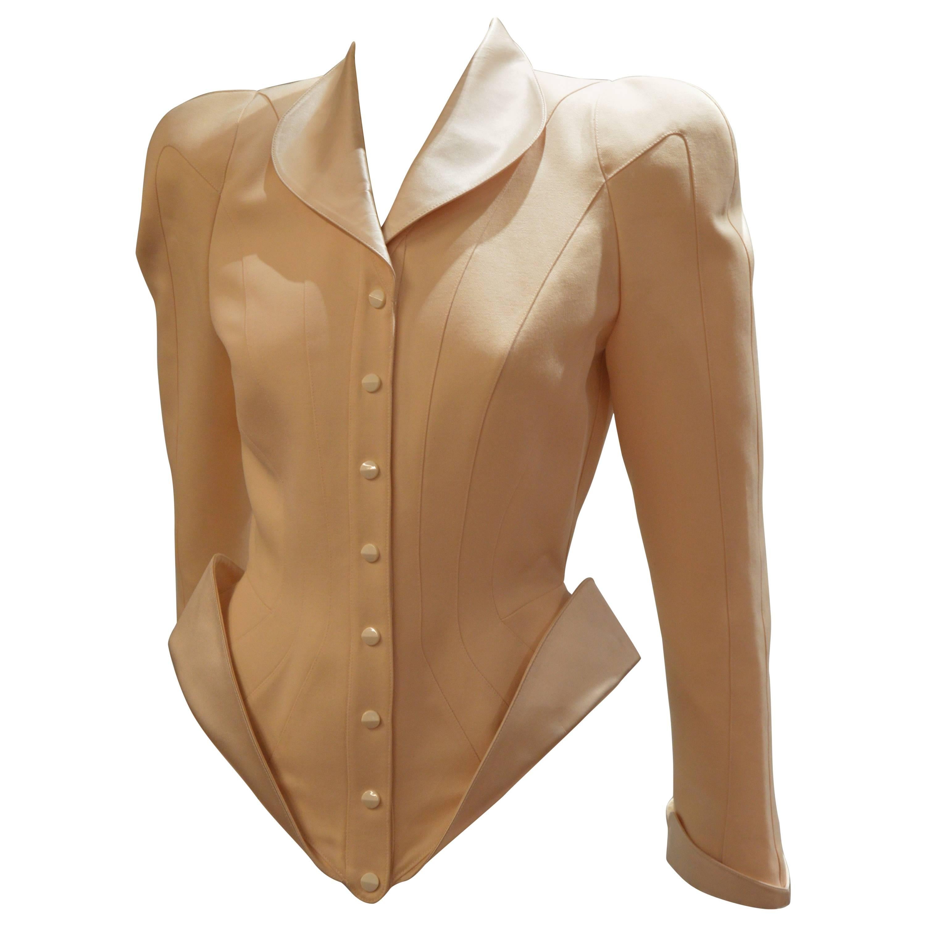 Thierry Mugler is known for his talented futuristic suits cut and shape. This off-white wool and silk tuxedo two pieces skirt suit is a real Mugler statement, strong and elegant women ahead of their time and fashion.
Very good condition, it is a 38