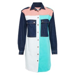 Maje Farbblockiertes, kurzes Denim-Kleid mit Knopfleiste S