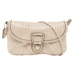 Bolso Crossbody Coach de piel acolchada beige con cierre de botón
