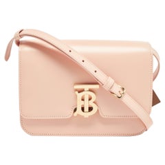 Bolso de hombro pequeño TB de piel rosa melocotón de Burberry