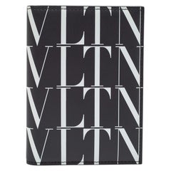 Porta Pasaporte Valentino Times VLTN de Piel Negro/Blanco
