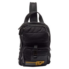 Prada Schwarzer Rucksack aus Leder und Nylon mit Racing-Logo und Sling