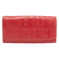 Portafoglio continentale con patta in pelle goffrata Monogram rosso di Carolina Herrera