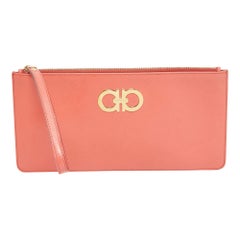 Salvatore Ferragamo Orange Leder Gancini Handgelenkstasche Clutch aus Leder