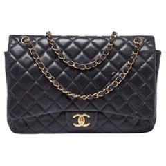 Chanel Schwarze Maxi Classic Double Flap Tasche aus gestepptem Leder in Kaviar
