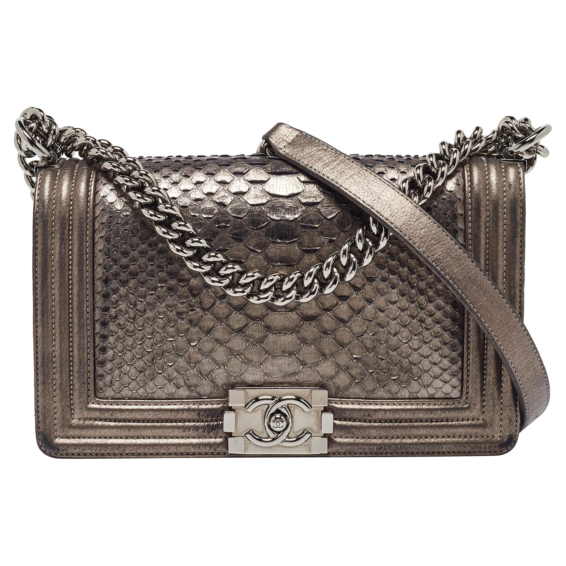 Chanel Sac à rabat Boy moyen en cuir matelassé métallisé