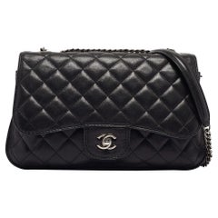 Chanel Bolso con solapa de doble compartimento CC de piel acolchada negra
