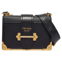 Bolso con solapa Prada Cahier de piel saffiano negra
