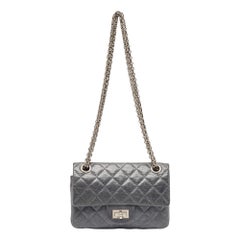 Bolso con solapa Chanel Classic Leather 224 Reissue 2.55 acolchado azul
