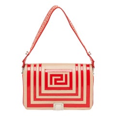 Borsa a tracolla con patta grafica in pelle e vernice rosso/beige di Versace