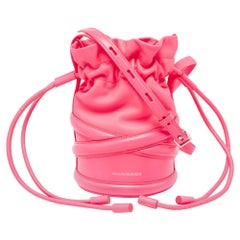 Alexander McQueen Neonrosa Leder The Soft Curve Eimertasche