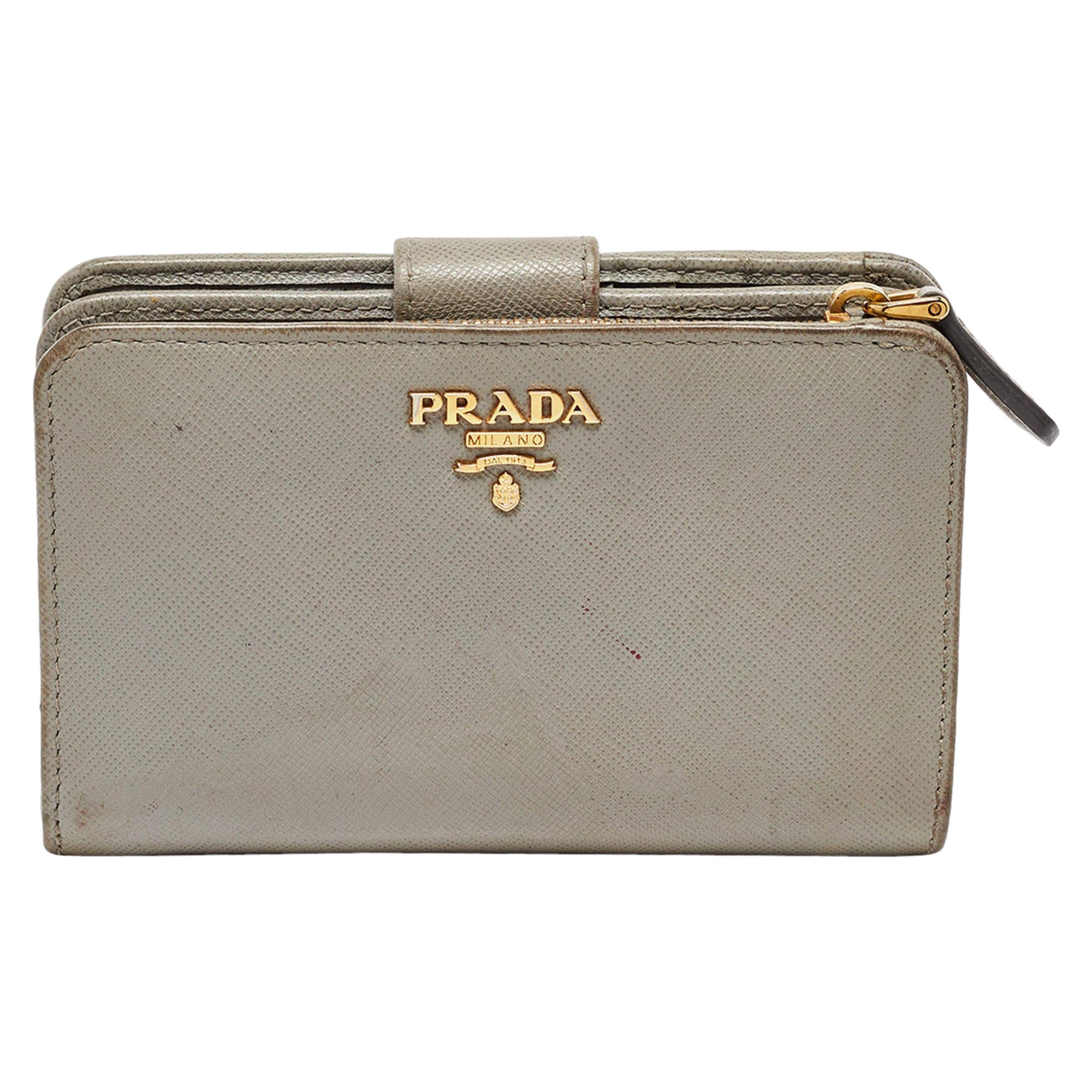 Portafoglio francese con patta in pelle saffiano grigia di Prada